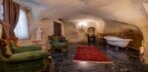 Junior Cave Suite with Bathtub and Fireplace  Görseli
