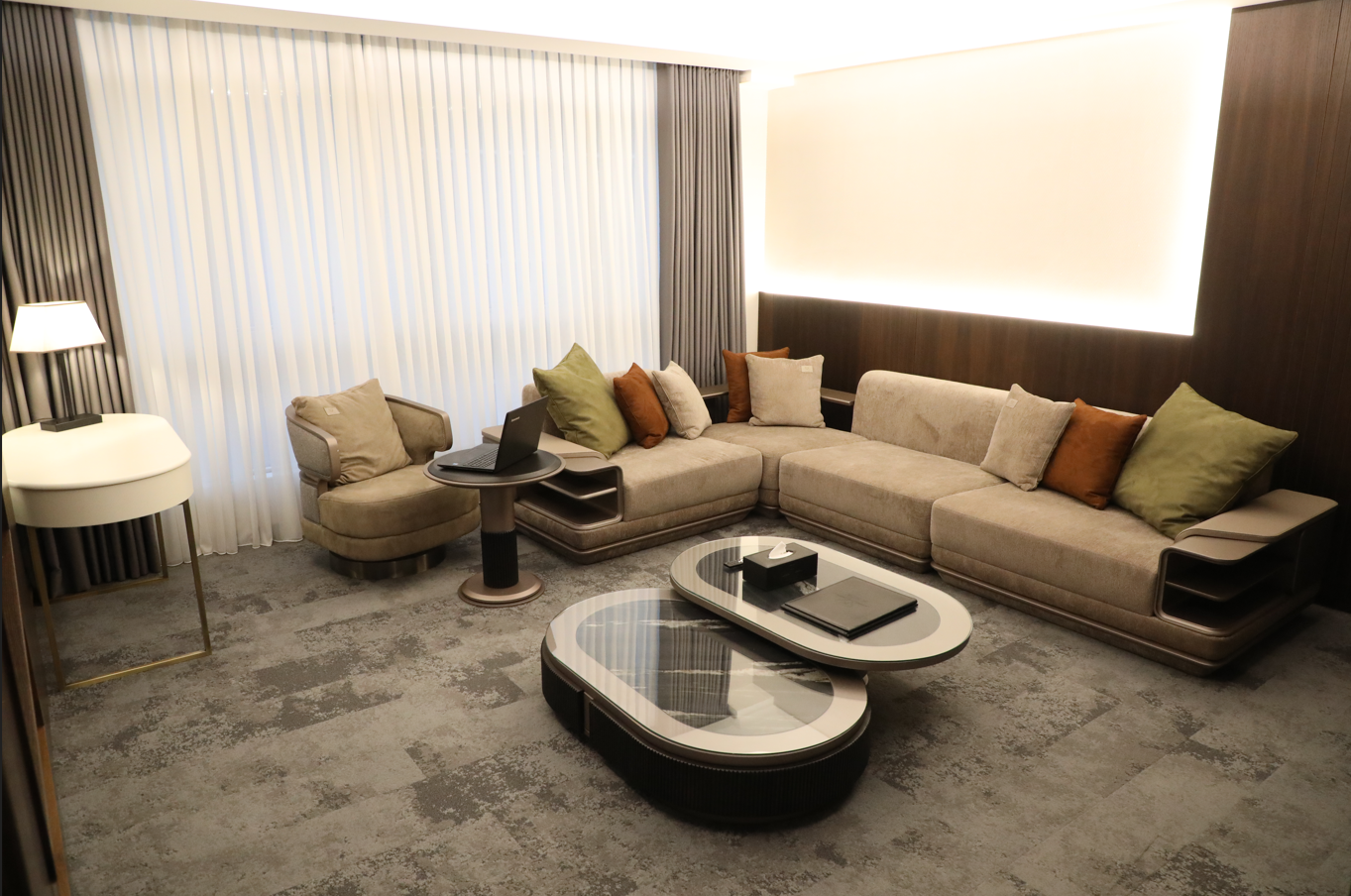Deluxe Suit Room