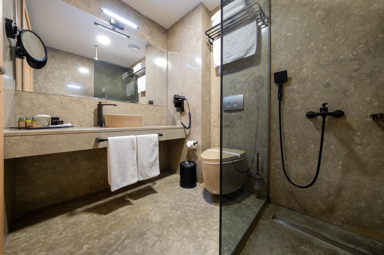 Avec Hotel · 38