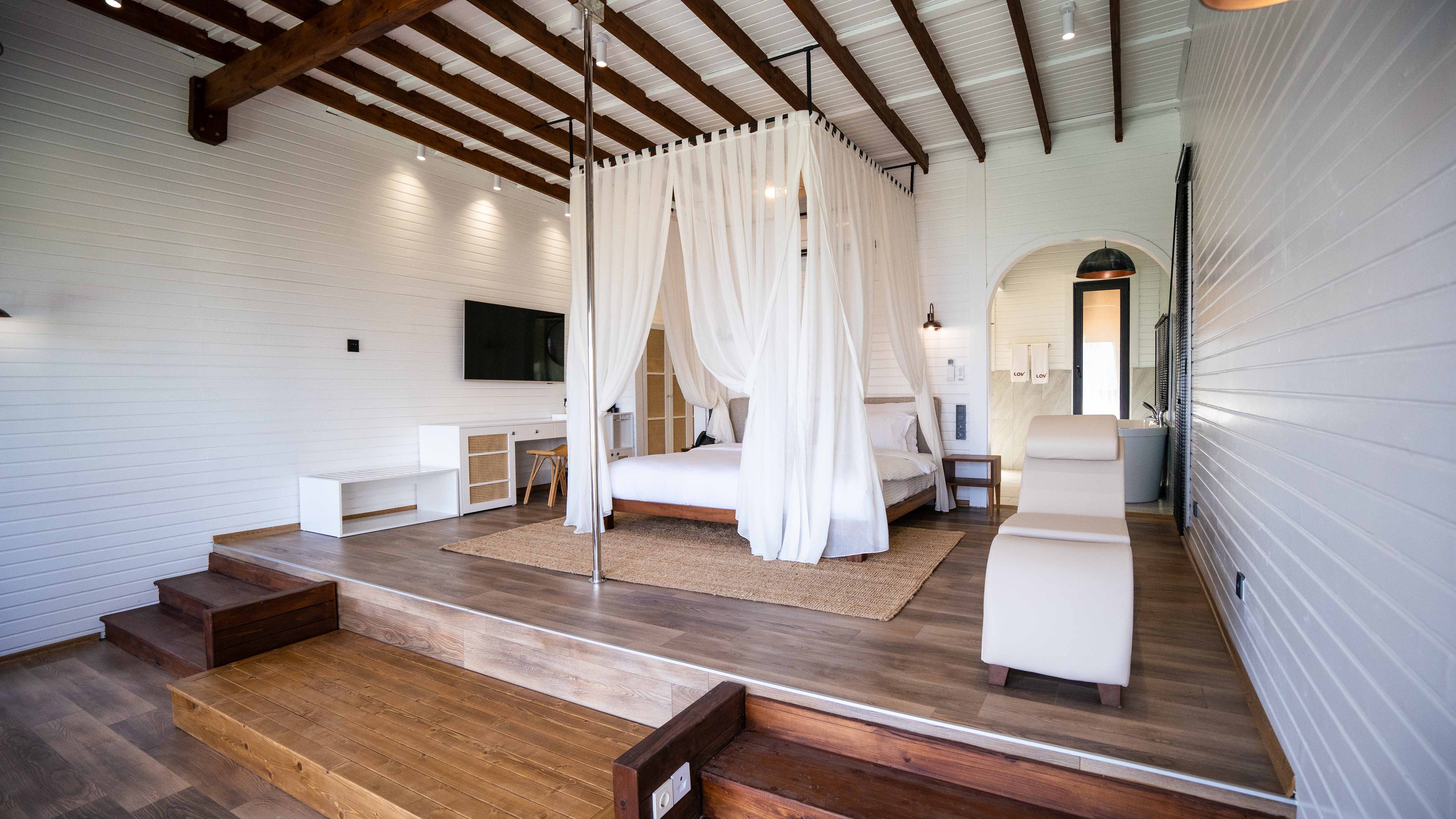 Roh (Blokajı Otel Belirler) - Isıtmalı Havuzlu Oda