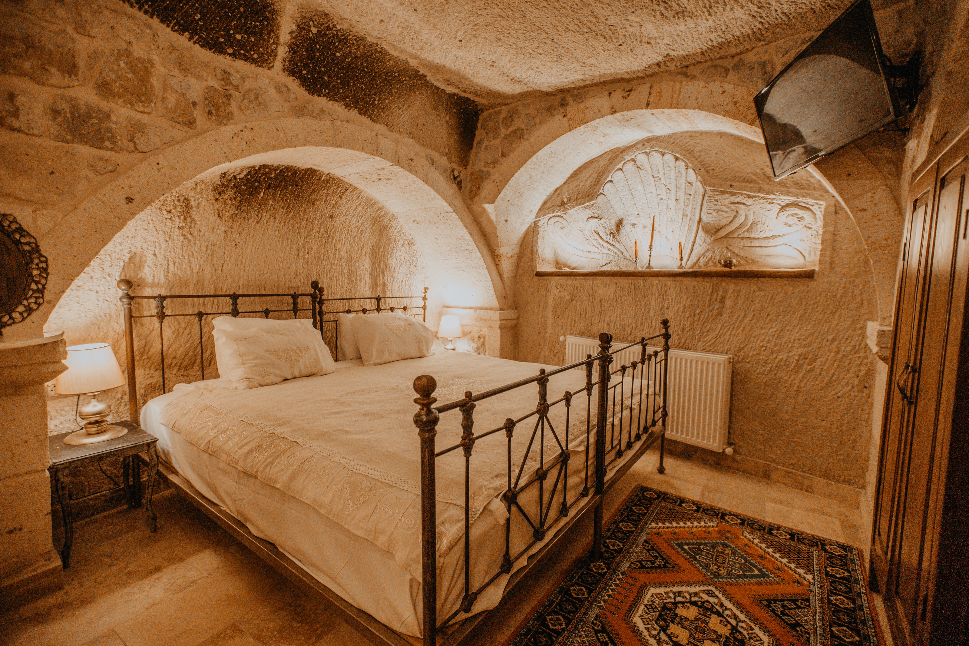 Serenus Cave Suites Otel