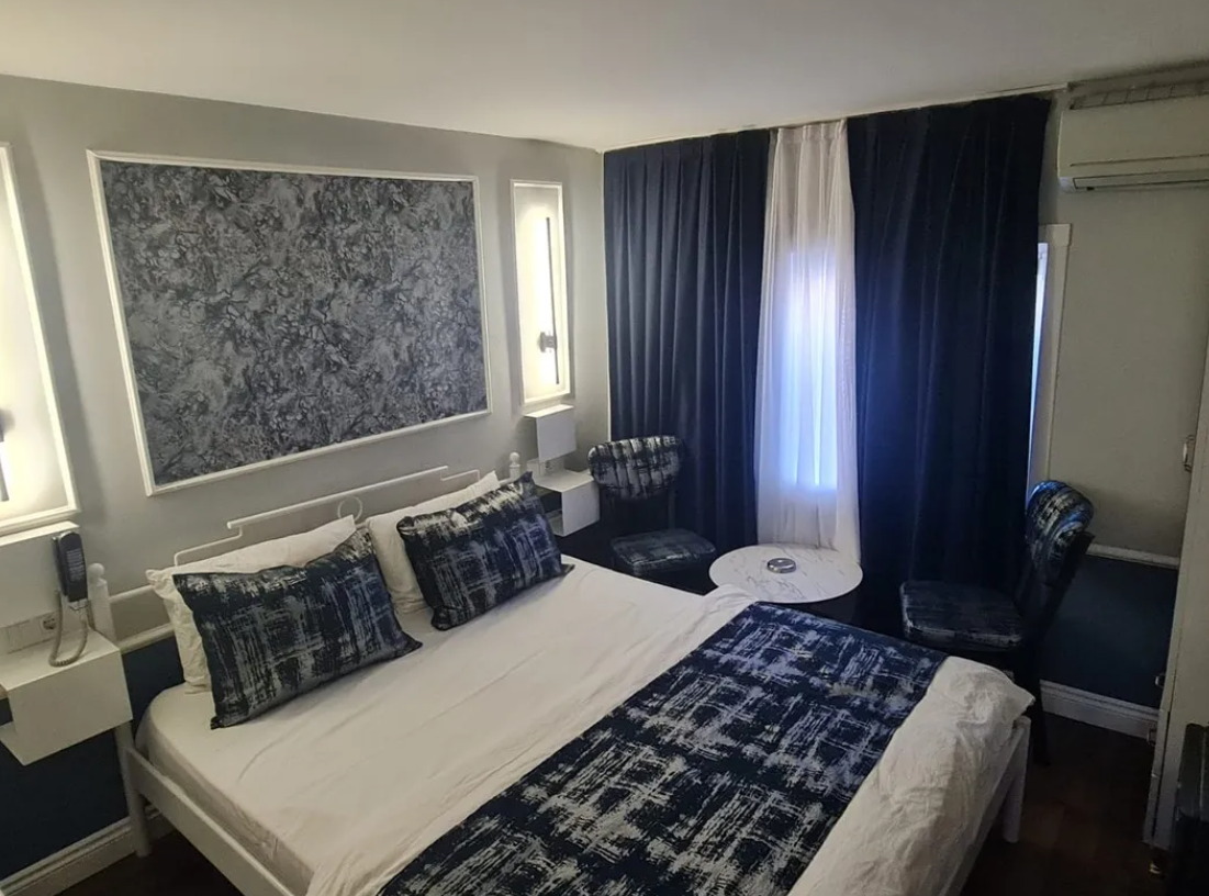 Suite Room (Smoking Allowed)