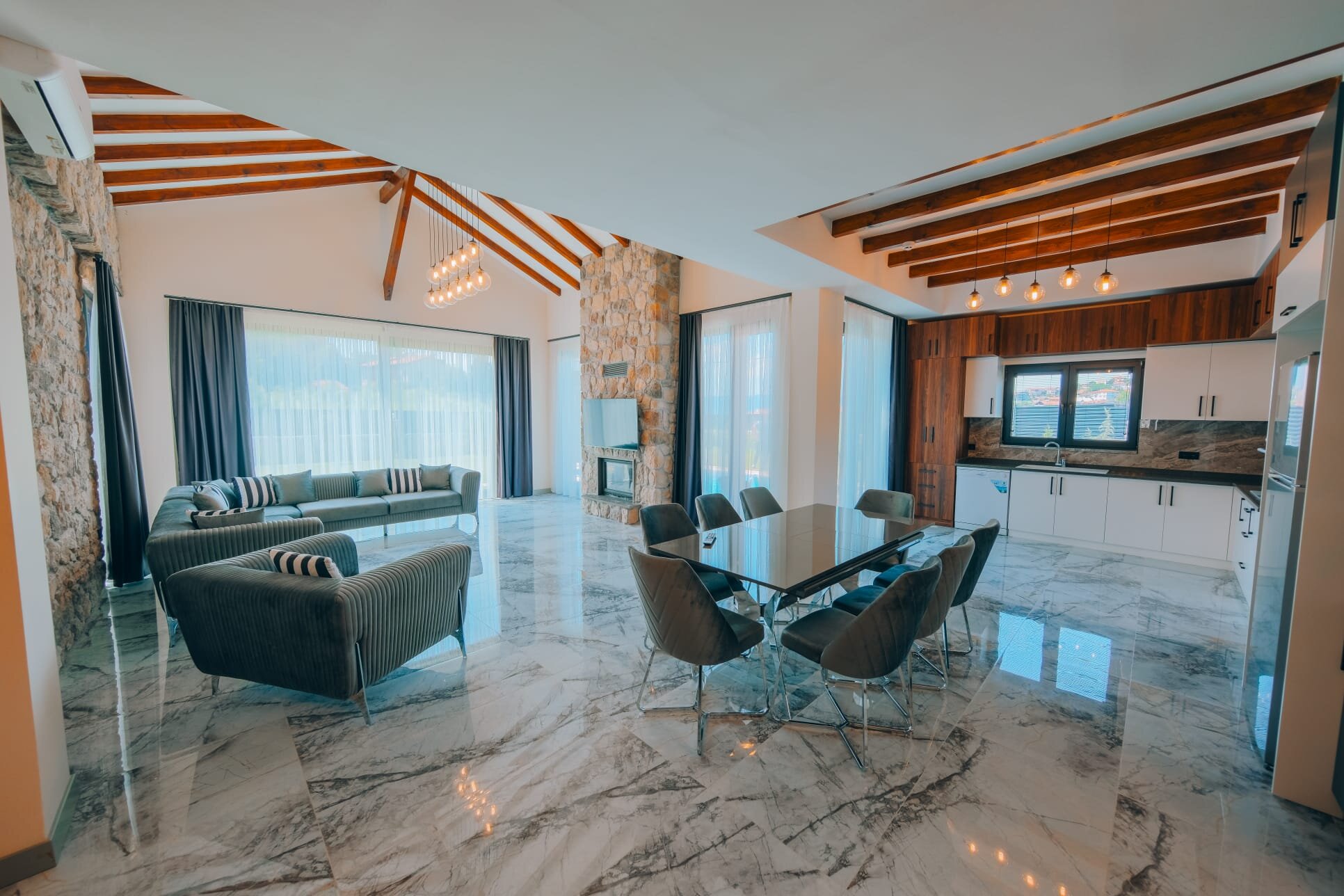 4+1 Isıtmalı Havuzlu, Şömineli Villa