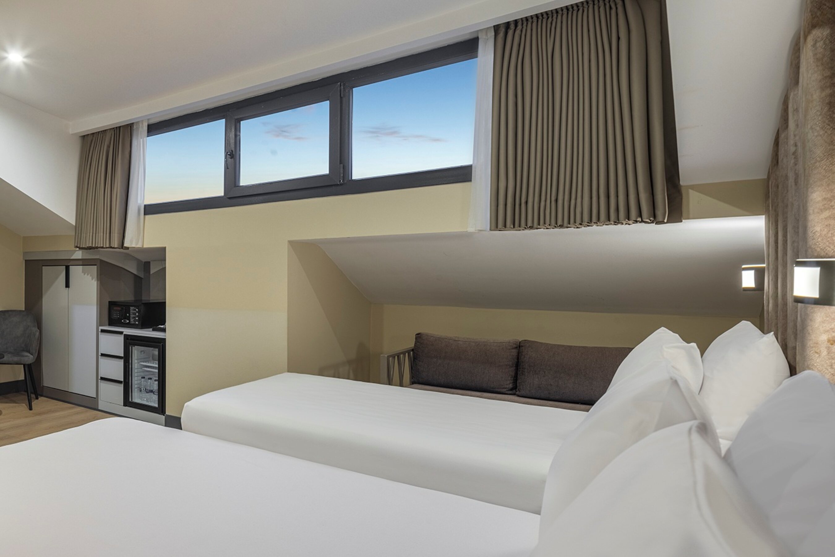 1 Queen 1 Single Premium Room