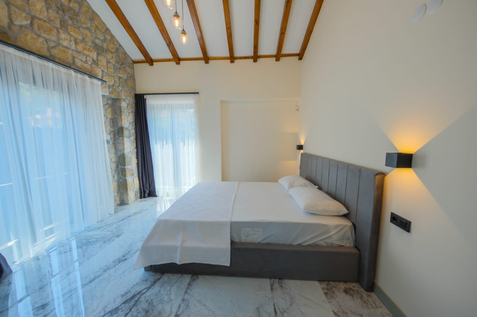 4+1 Isıtmalı Havuzlu, Şömineli Villa