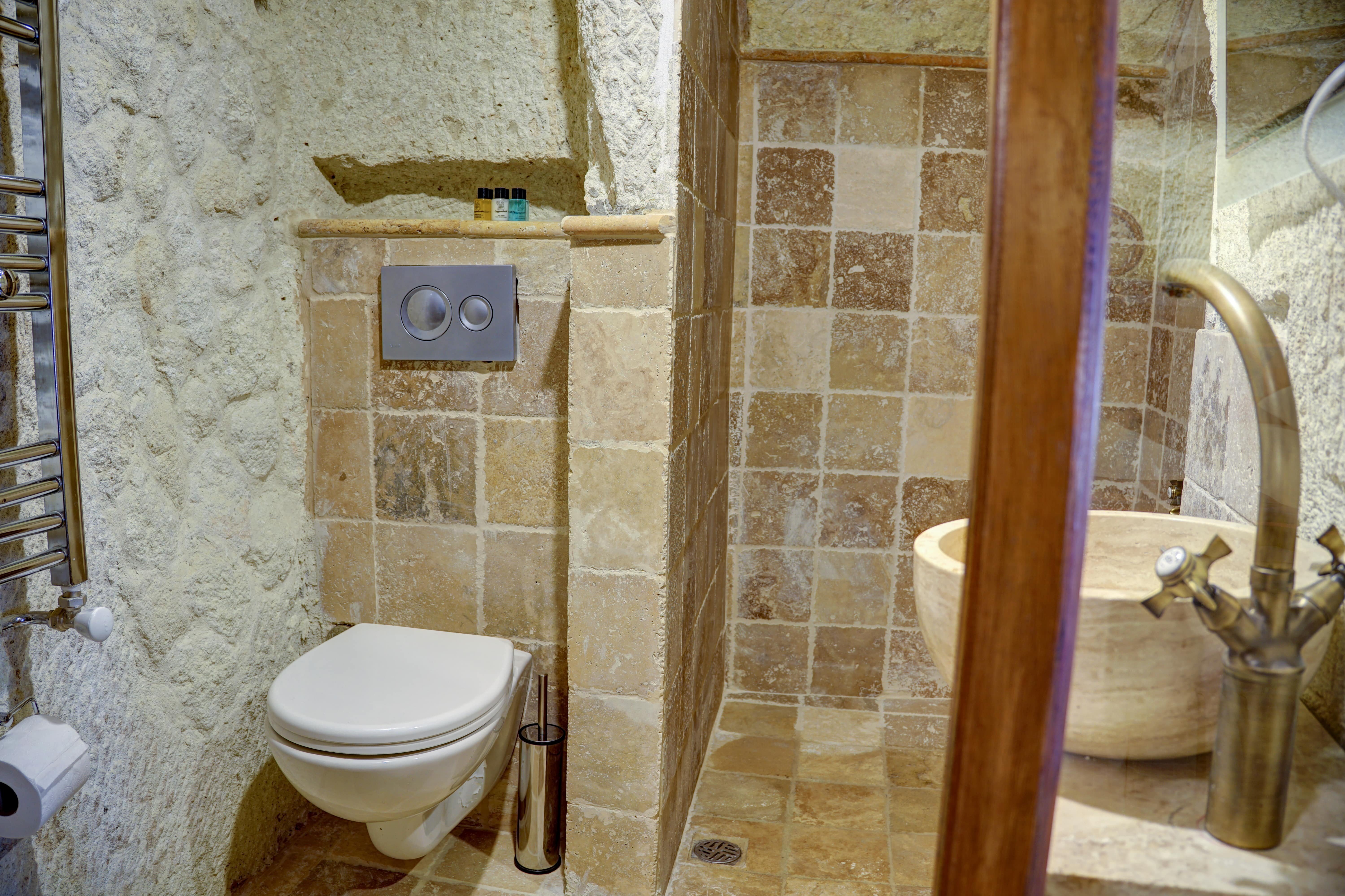 105 Genevir Deluxe Cave Room