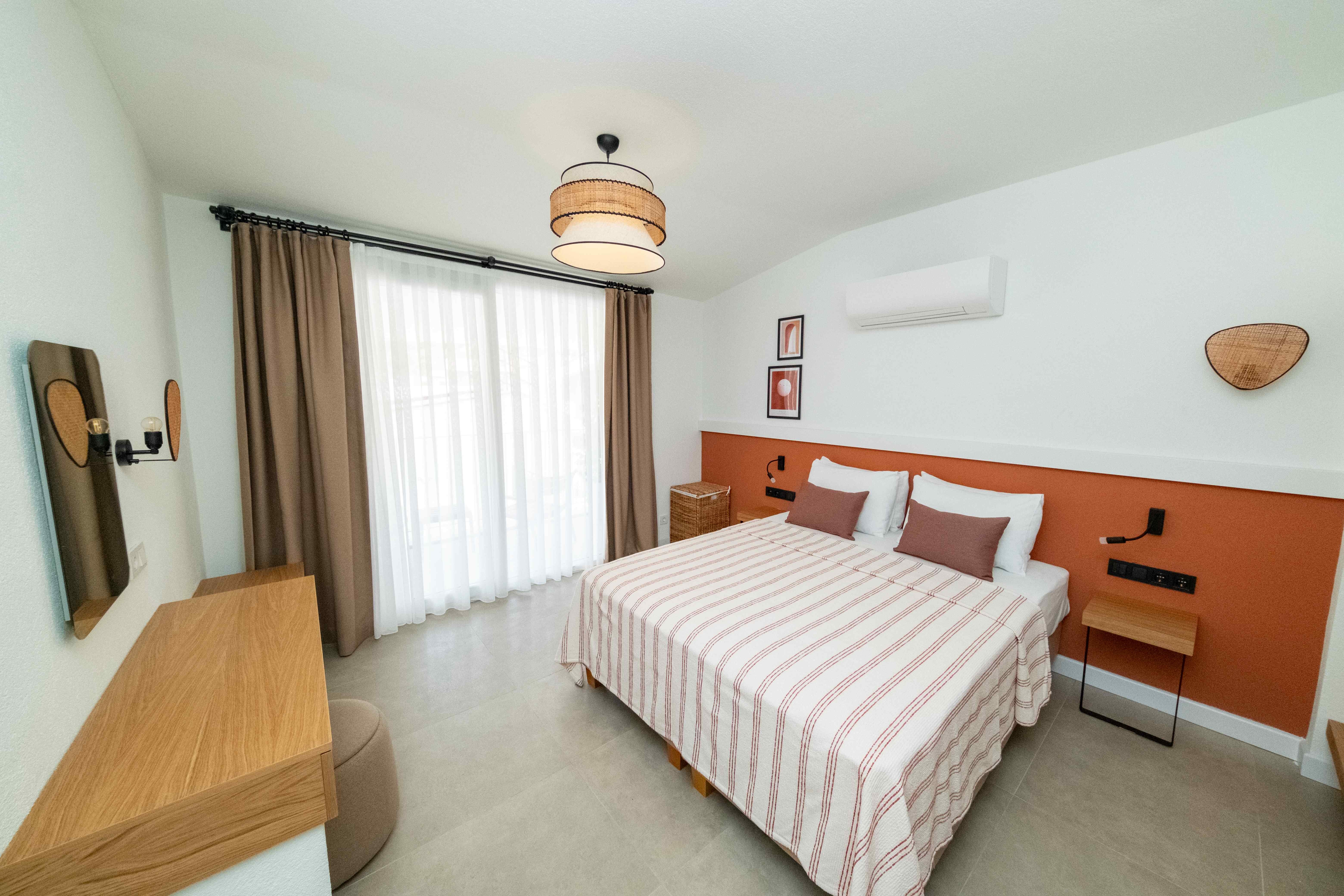 Havuz Manzaralı 2+1 Deluxe Queen Suite