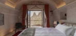 Stone Arched Luxury Suite With French Balcony Görseli