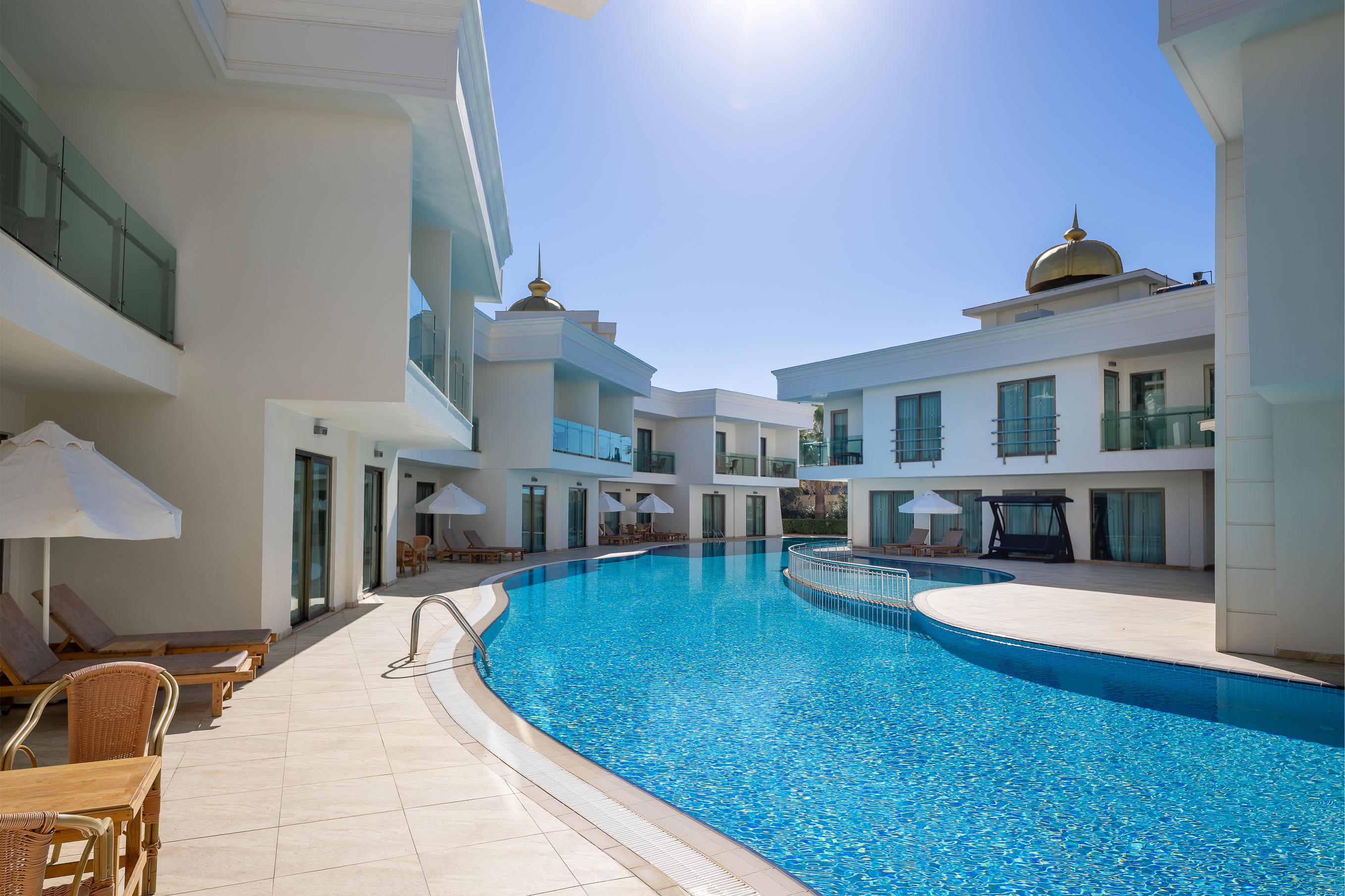 Villa Suit Havuza Açılan Oda