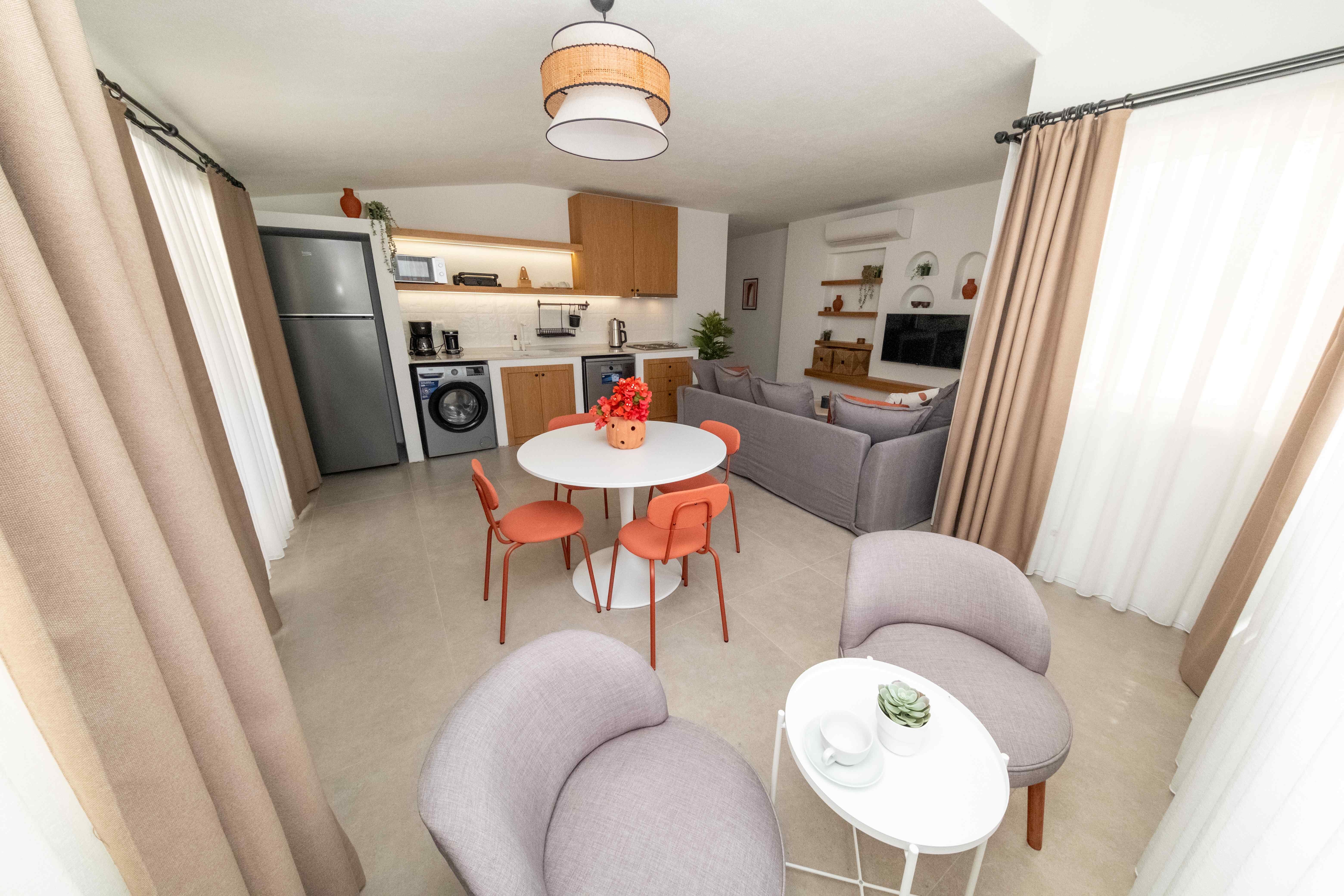 Havuz Manzaralı 2+1 Deluxe Queen Suite