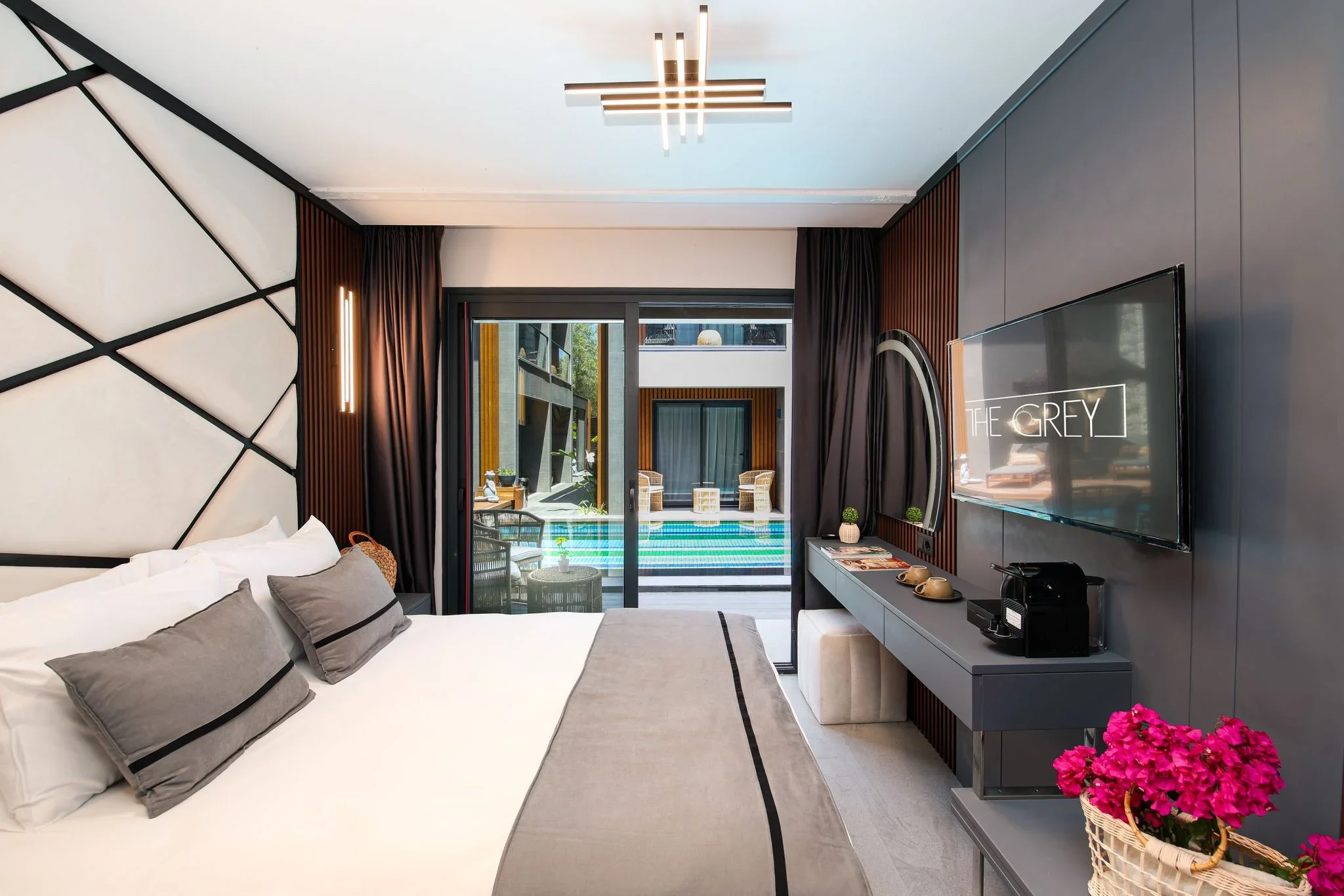 Deluxe Swim Up Room