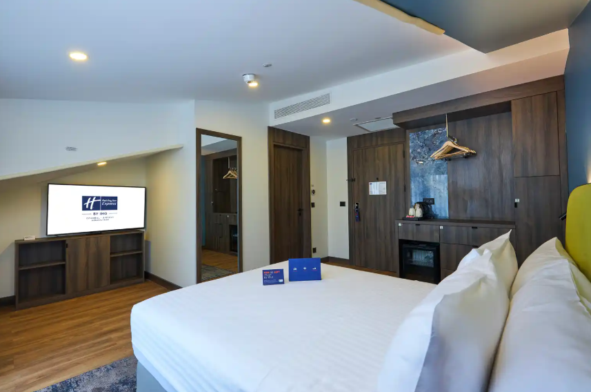 1 Queen Standard Room with Balcony