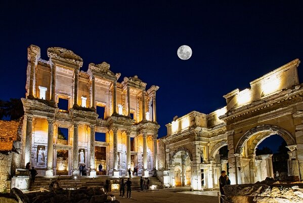 Antik Gece Rotaları Efes Pamukkale Çeşme Kuşadası Turu 2 Gece Otel Konaklamalı İstanbul Bursa Çıkışlı